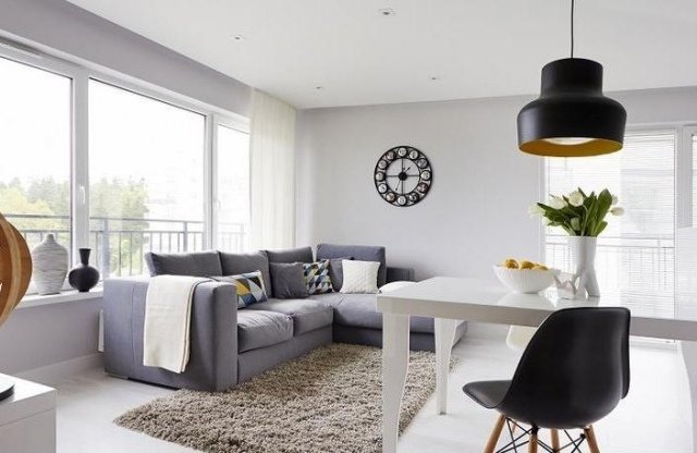 Modernt vardagsrum inredning vit-grå-soffa-shaggy-matta