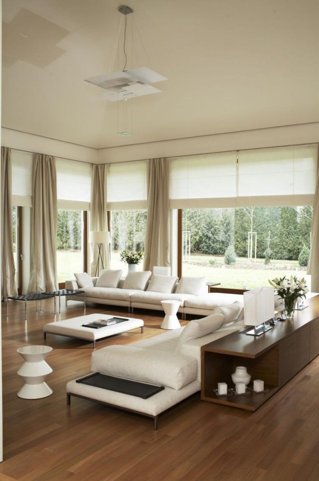 vardagsrum-modern-vit-stoppade möbler-trägolv