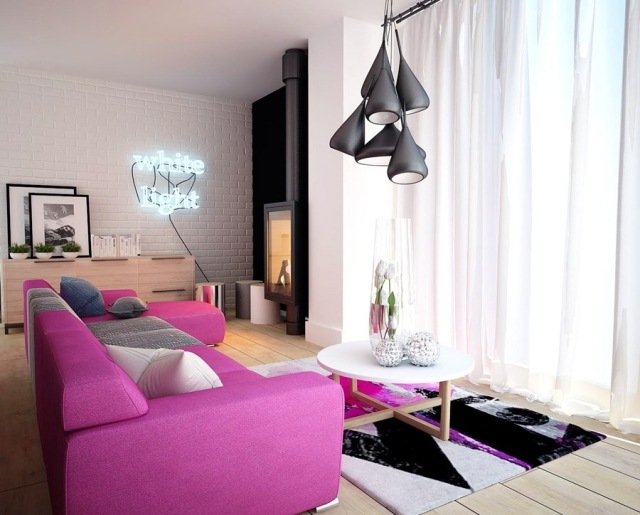 vardagsrum-modern-fuchsia-soffa-matta-accenter