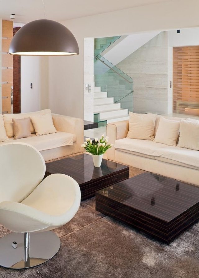 vardagsrum-moderna-möbler-grädde-vitt-trä-soffbord-lågt