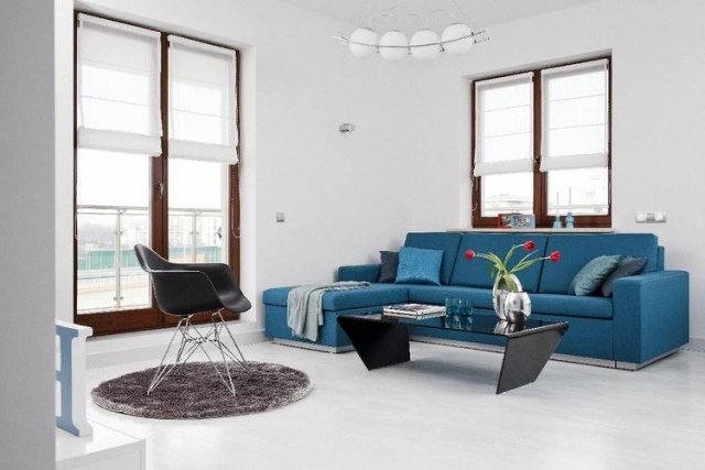 vardagsrum-modern-inredning-blå-soffa-svart-soffbord