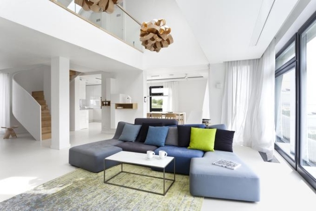 modernt-vardagsrum-designer-möbler-ligne-roset-soffa-blå