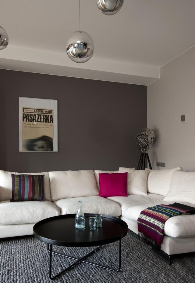 modernt-vardagsrum-accent-vägg-brun-grå-matta