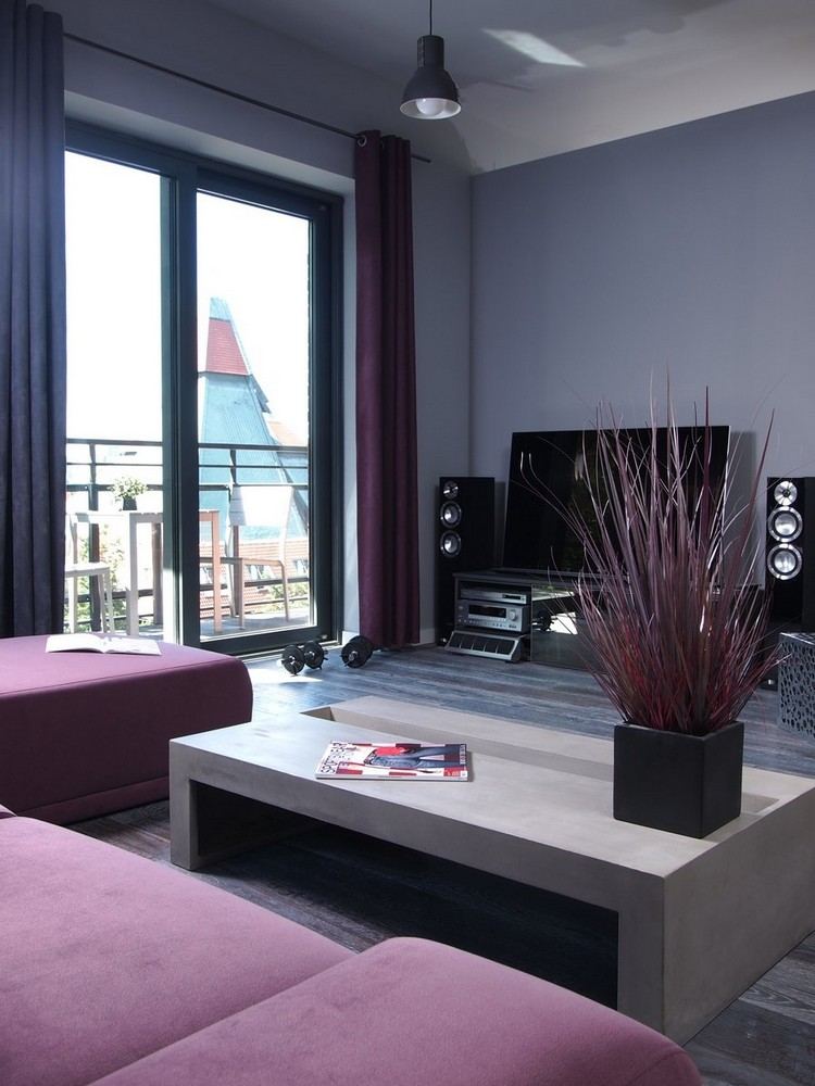 vardagsrum-modern-design-mörka-färger-grå-vägg-färg-lila-soffbord