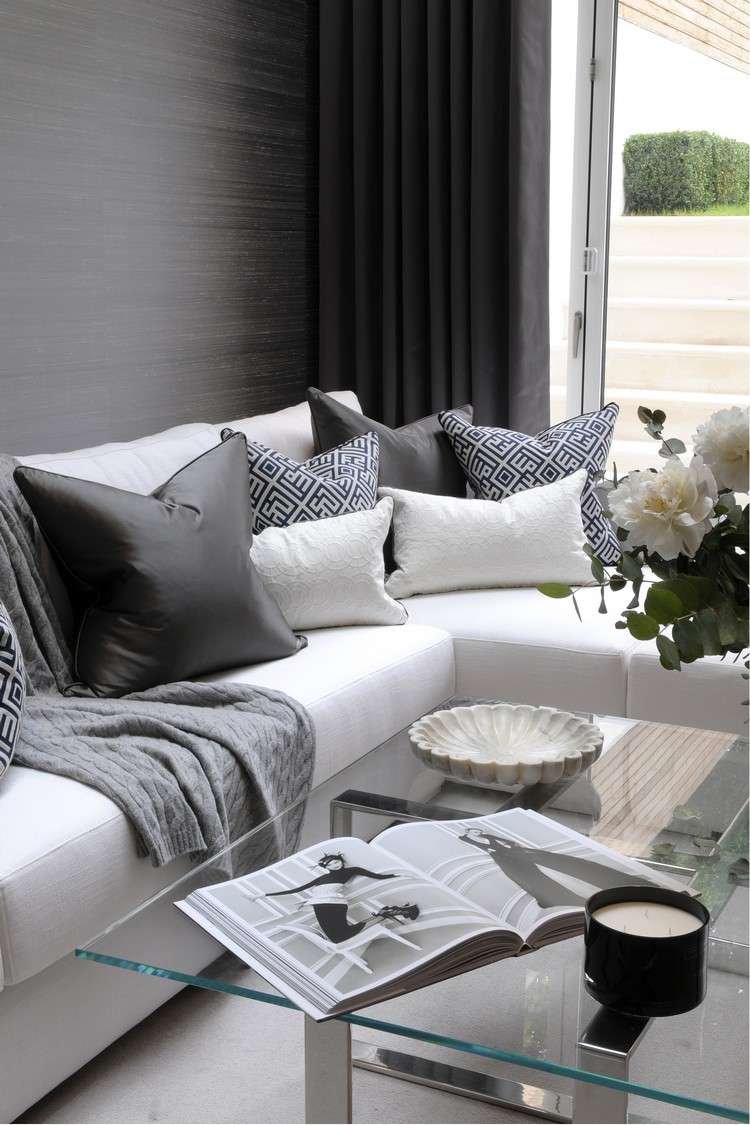 vardagsrum-modern-design-grå-tapeter-vit-hörn-soffa-glas-soffbord