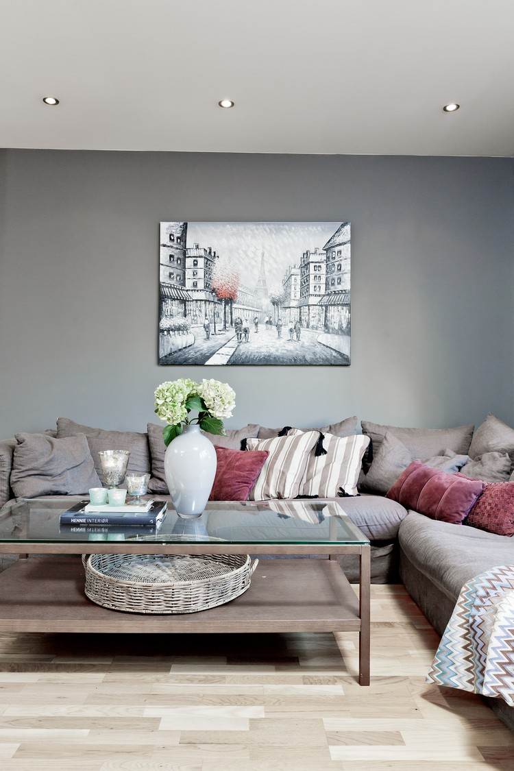 vardagsrum-modern-design-grå-vägg-färg-taupe-hörn-soffa-soffbord-glas-tallrik-väggmålning