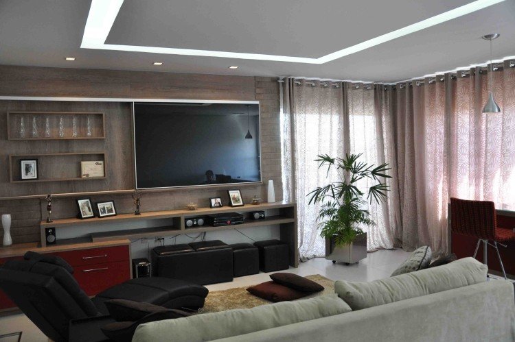 vardagsrum-modern-design-trä-tv-vägg-lila-rena gardiner