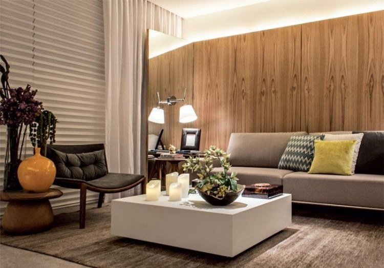vardagsrum-modern-inredning-varm-ton-trä-vägg-paneler-neutral-möbler