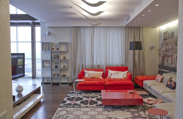 vardagsrum-modern-inredning-grå-vägg-orange-fåtölj-koppbord