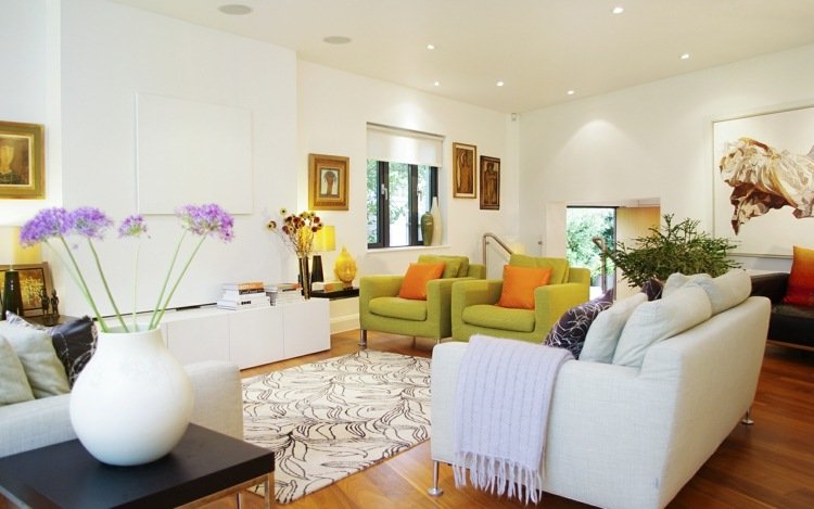 vardagsrum utan tv-hus-design-lowboard-vita-väggar-grön-fåtölj