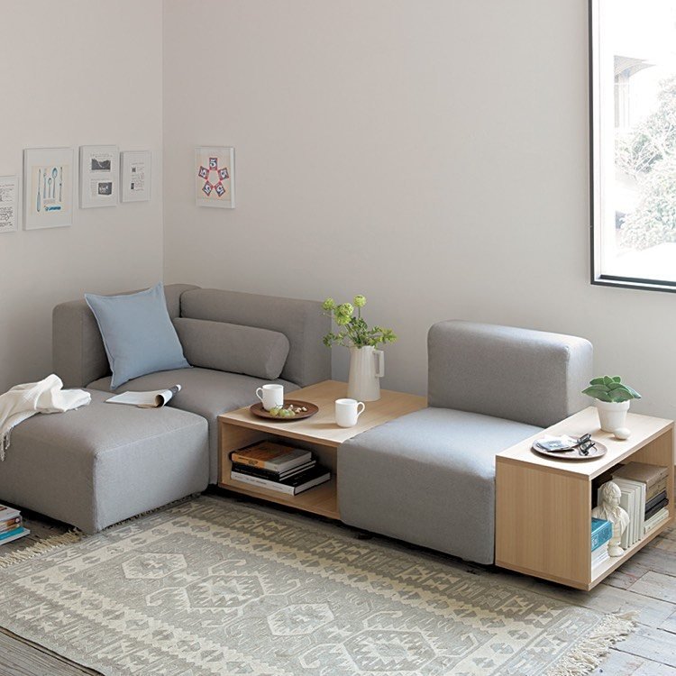 vardagsrum-utan-soffa-modul-sittplats-sidobord-förvaringsutrymme-ljust trä