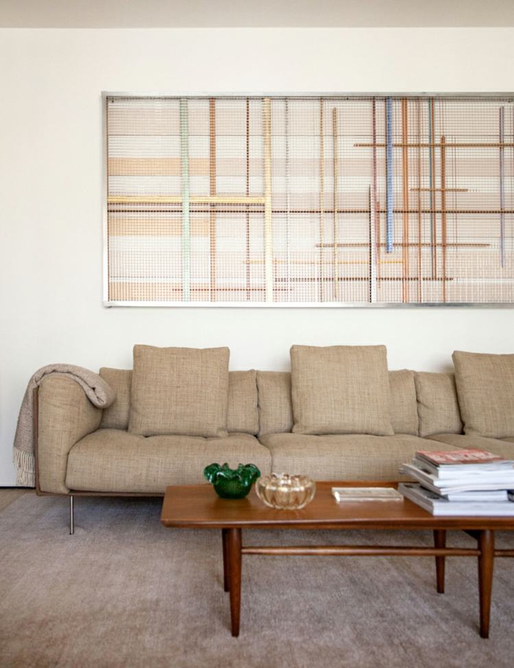 vardagsrum-hylla-vägg-lounge-beige-soffa-komfort-vägg-deeko-konst-bild