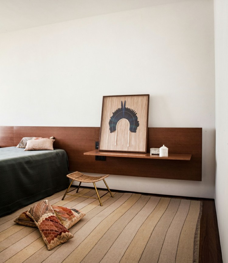 vardagsrum-hylla-vägg-sovrum-parkett-sänggavel-idé-modern