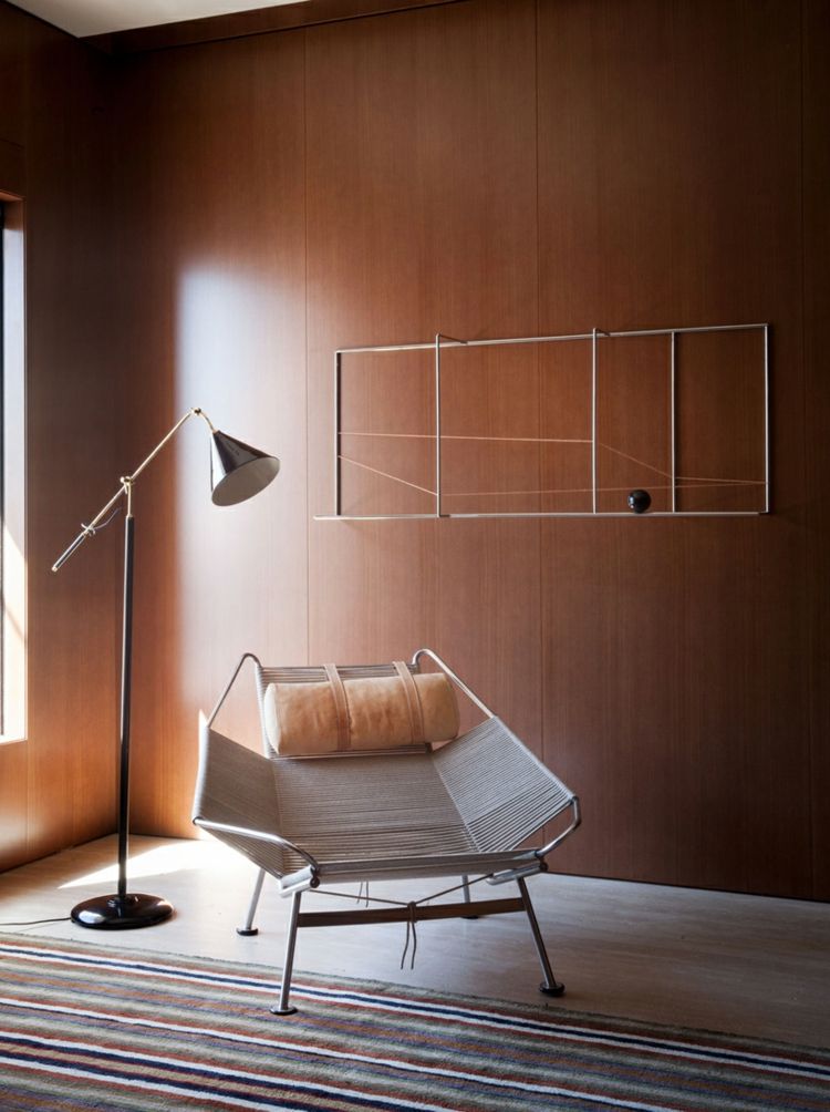 vardagsrum-hylla-vägg-komfort-moderna-möbler-golvlampa-retro-stil