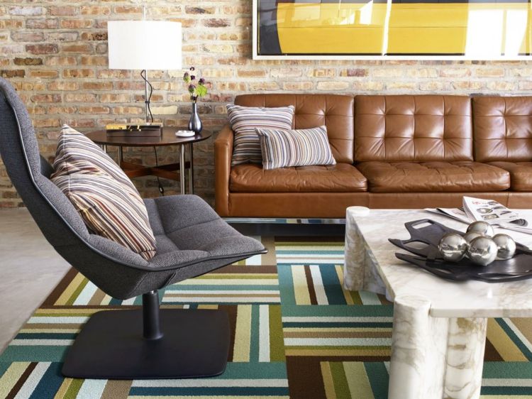 vardagsrum-renovera-slappna av-fåtölj-läder soffa-vägg design-matta-bilder-kasta kuddar-marmorbord