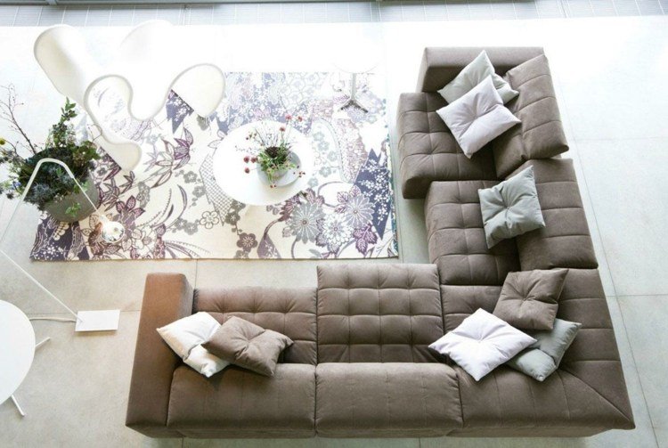 vardagsrumsmattor romantisk design blå rosa ombre blommor brun soffa