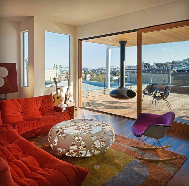 mattor vardagsrum röd soffa modernt abstrakt soffbord färgglada färger