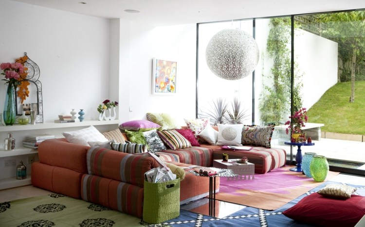 mattor vardagsrum färgrik idé kombinera rosa blå beige färgglad soffa