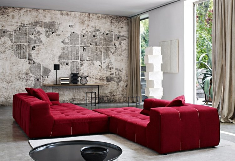 Betongvägg design röd soffa karta