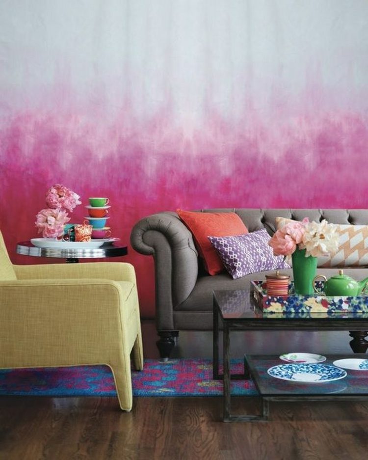 vardagsrum vägg design rosa romantisk rosa vintage soffa grå