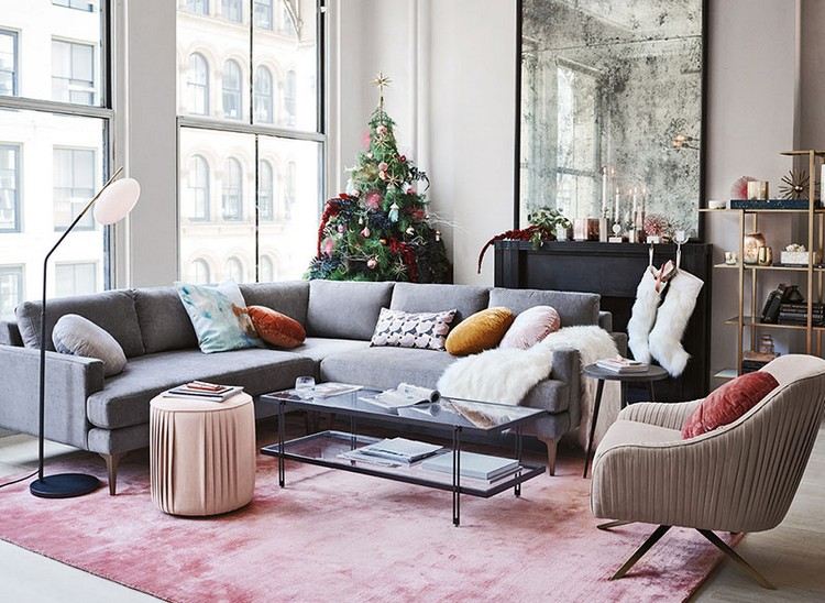 Julgran och mantelpiece dekorerar vardagsrummet