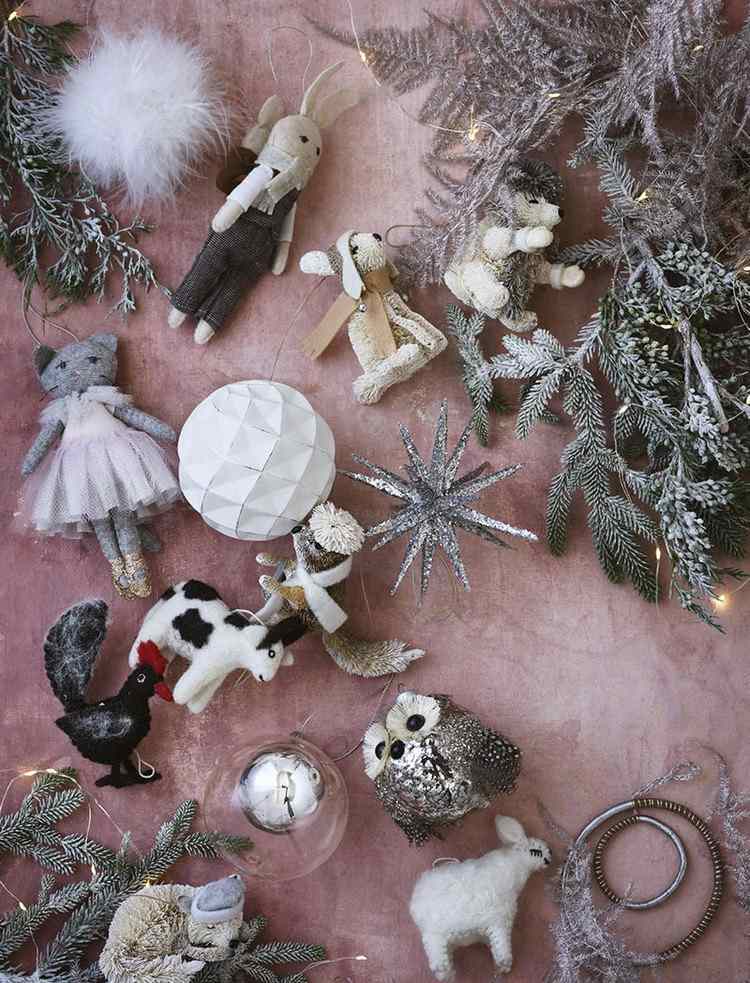 Festliga dekorationsförslag pryder vardagsrummet till jul