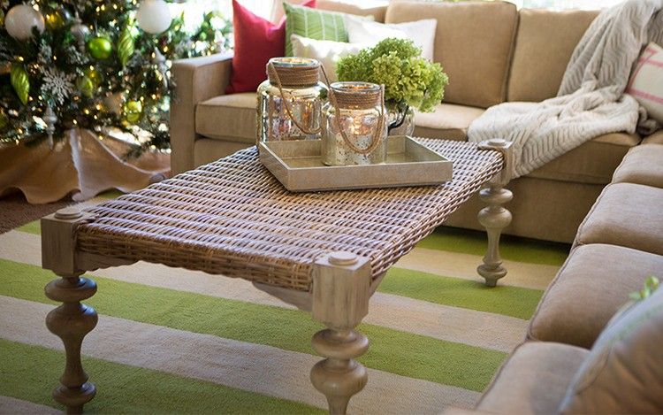 Dekorera soffbordet till jul med vintage glasögon och torkade hortensior