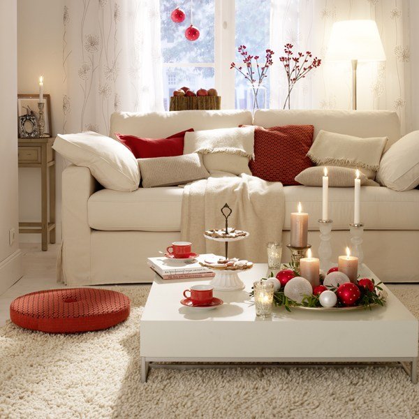 Vardagsrum-jul-dekorera-vit-soffa-röda-accenter.