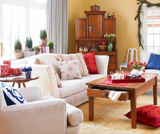Vardagsrum-jul-dekorera-vita-möbler-omslag-röda-kuddar
