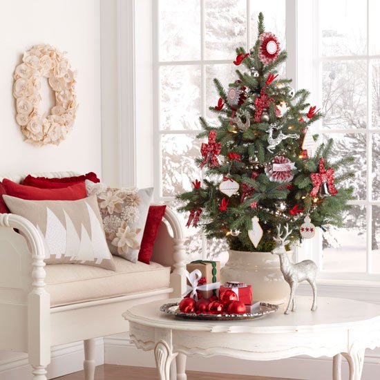 Vardagsrum-jul-dekorera-vita-möbler-dekorativa-röda-kuddar