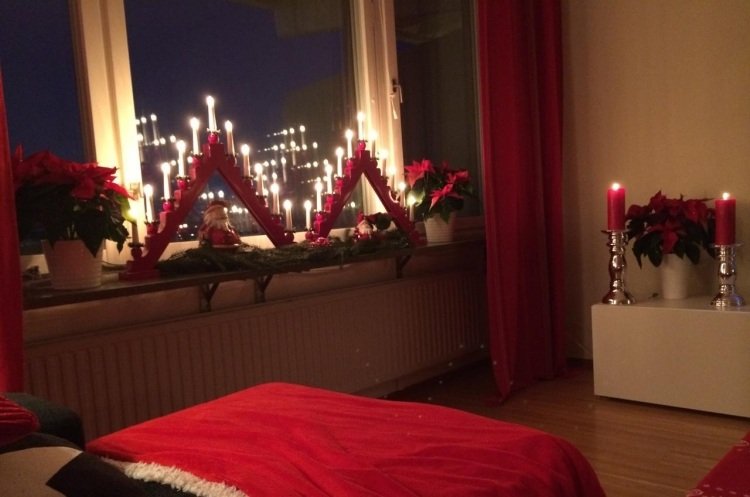 vardagsrum-jul-fönster-dekoration-röda-ljusstake-julstjärnor