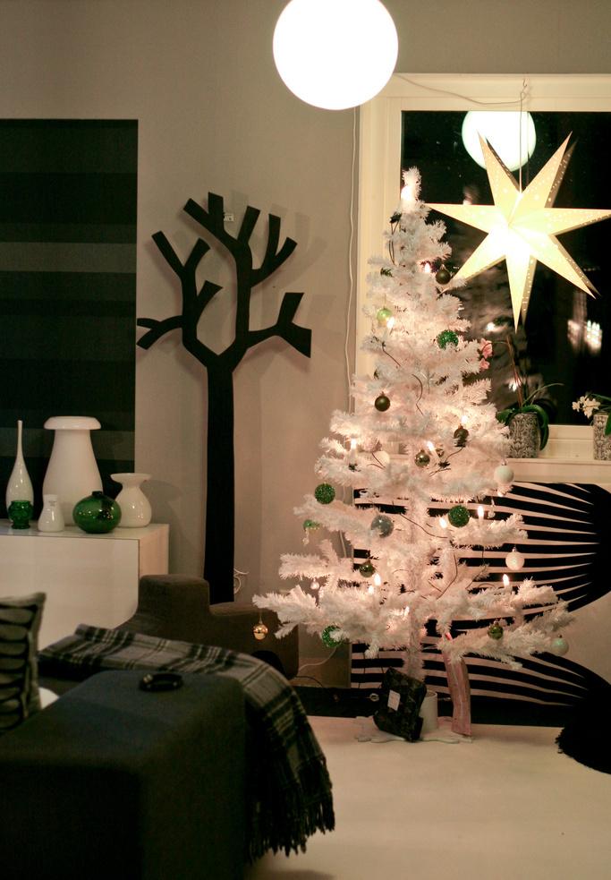 jul-dekoration-vardagsrum-vit-jul-träd-grönt-smycken