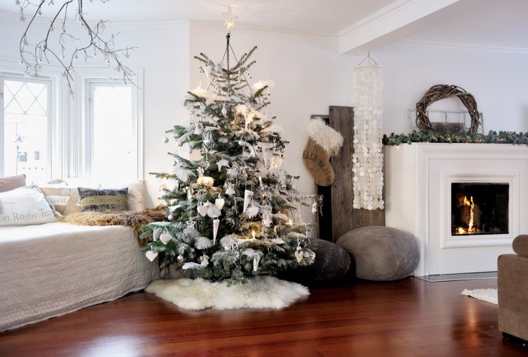 vardagsrum för jul skandinaviska vita julgransdekorationer