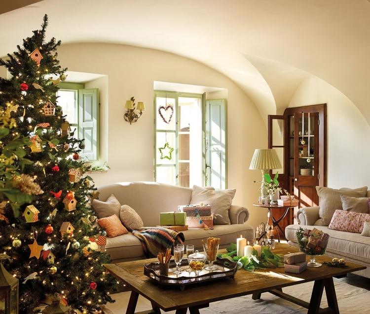 vardagsrum för jul-dekoration-gran-smycken-gåvor