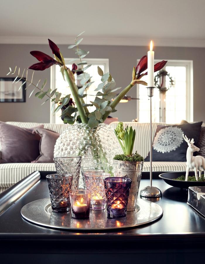 vardagsrum för jul soffbord dekoration ljusstake blommor