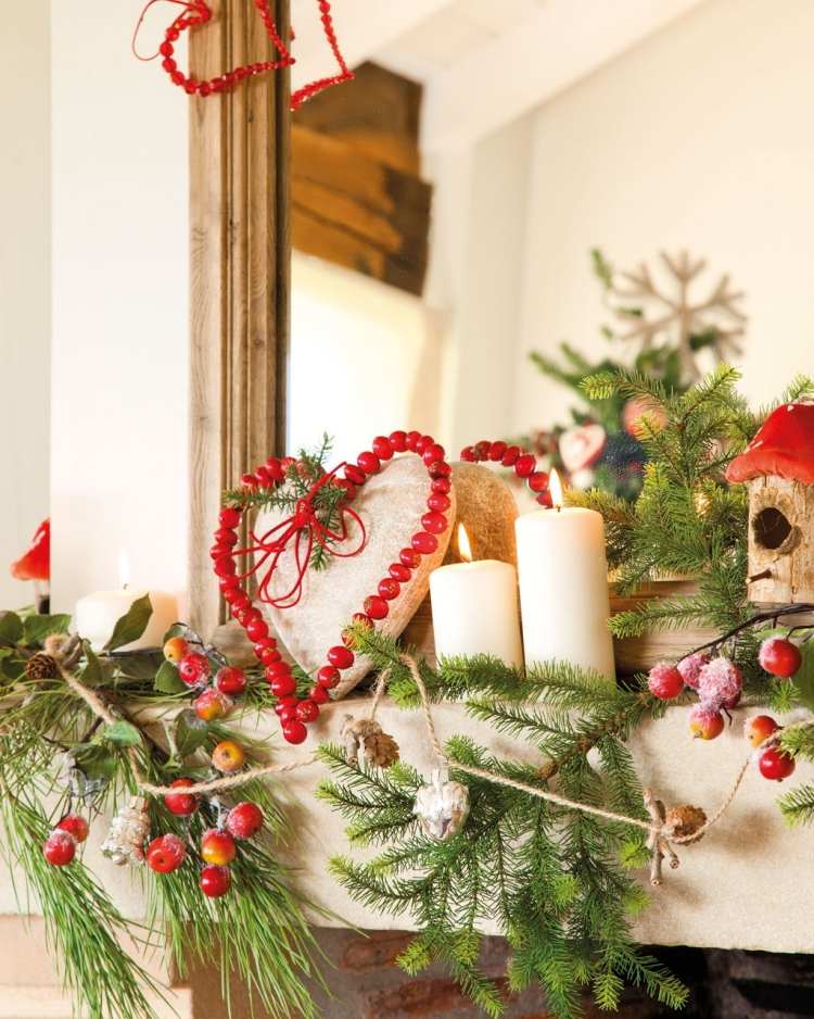 jul-dekoration-vardagsrum-öppen spis-gran-grenar-bär-ljus