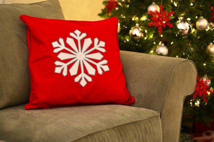 jul vardagsrum-dekoration-röd-kudde-vis-snöflinga