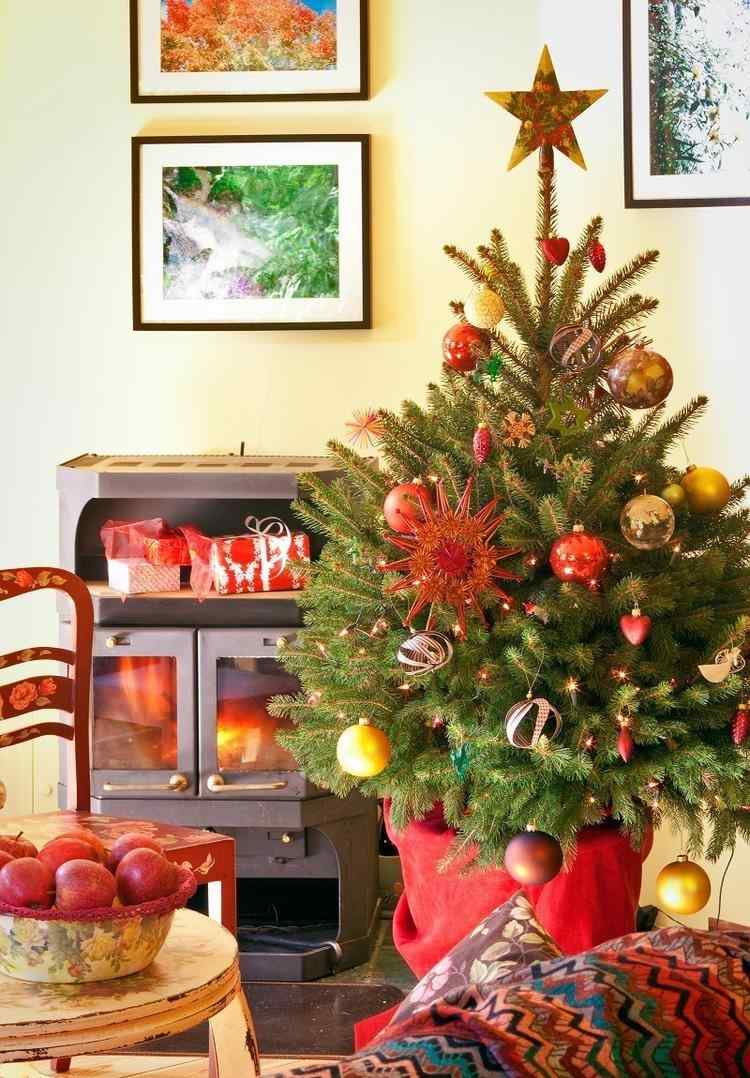 små-jul-träd-smycken-rött-guld-traditionellt