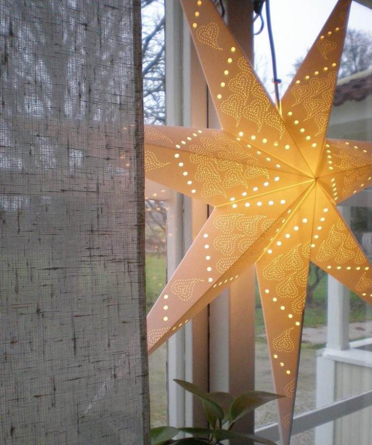 fönster-dekoration-jul-vardagsrum-lysande-stjärna