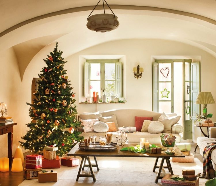 vardagsrum för jul medelhavet gran enkel deco soffa vit