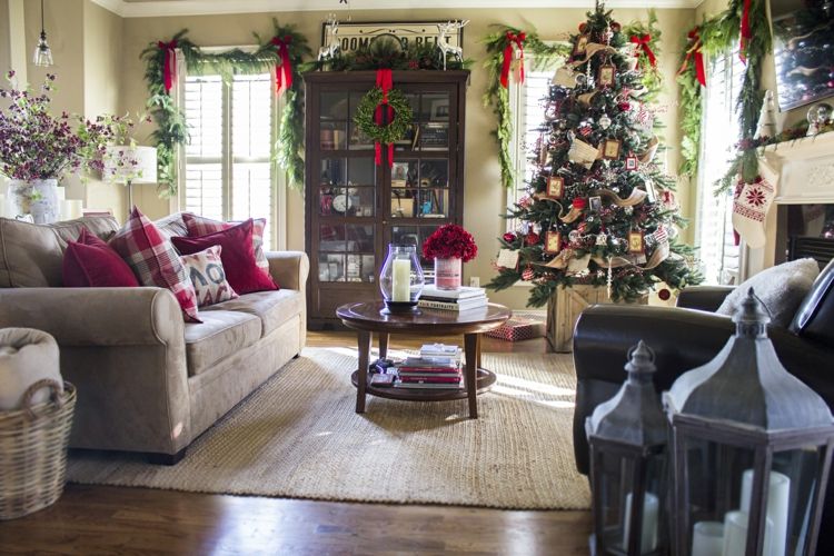 vardagsrum för julfönster kransband band röd lykta grå soffa