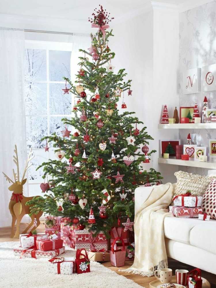 vardagsrum för jul röd vit dekoration julgranren