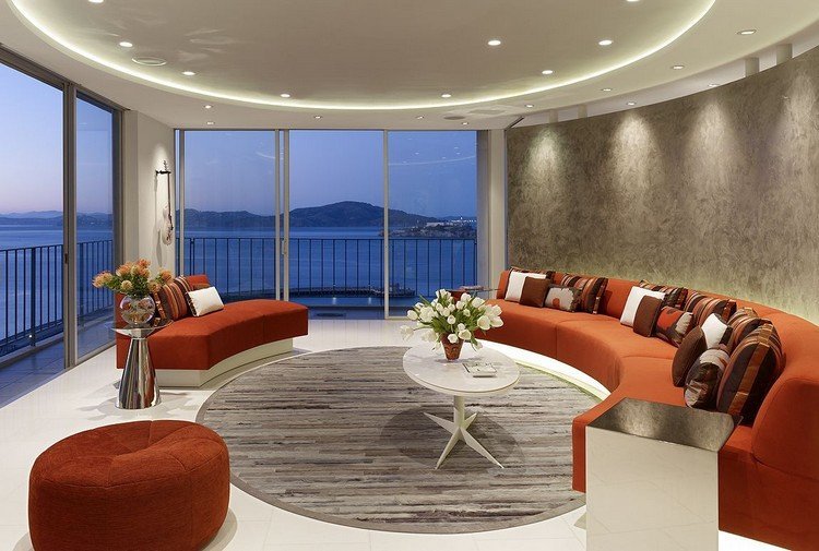 Vardagsrumsbelysning-indirekt-tak-rund-orange-färgad-soffa-effekt-färg-grå