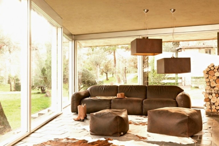 vardagsrum inredning idéer rustik modern stil läder soffa brun fönster fram