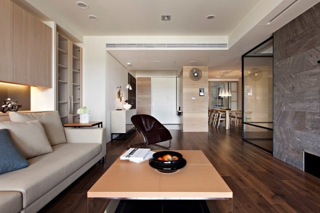 vardagsrum-modernt-trägolv-grå-brun-soffa-soffbord