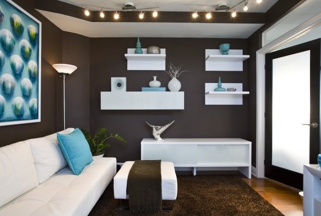 litet-vardagsrum-möbler-choklad-brun-vägg-måla-vita-möbler-ljusblå-accenter
