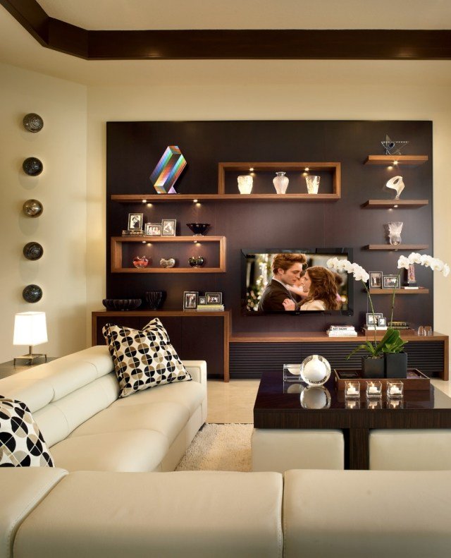 vardagsrum inredning idéer brun-accent vägg-grädde-hörn soffa-trä-hyllor