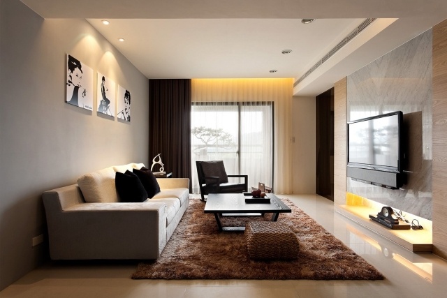 vardagsrumsmöbler-idéer-brun-grädde-vit-vägg-tv-indirekt-belysning