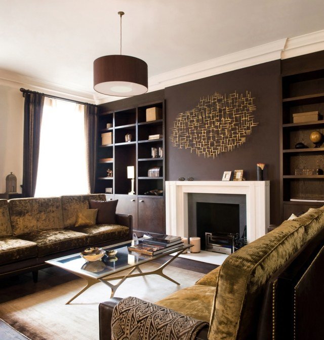 vardagsrumsmöbler-brun-mässing-accenter-väggdekoration-kock-bord-sammet-sofföverdrag