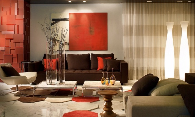 modernt-vardagsrum-röd-brun-beige-kombination-möbel-dekoration